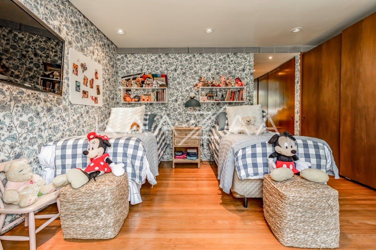 Uma mescla entre natureza e cidade grande se encontra nesta casa no Jardim Paulistano. - Foto 19