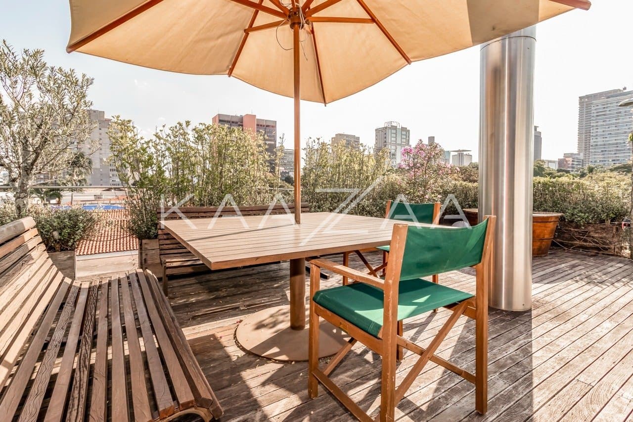 Uma mescla entre natureza e cidade grande se encontra nesta casa no Jardim Paulistano. - Foto 20