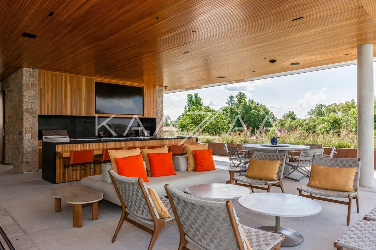 Casa contemporânea feita para interagir com a natureza ao redor. Projeto na Quinta da Baroneza. - Foto 9