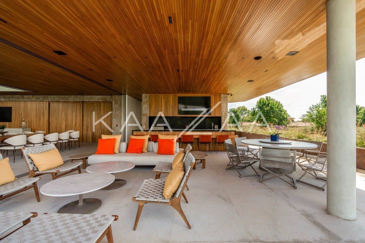 Casa contemporânea feita para interagir com a natureza ao redor. Projeto na Quinta da Baroneza. - Foto 11