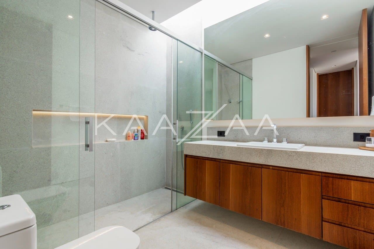 Casa contemporânea feita para interagir com a natureza ao redor. Projeto na Quinta da Baroneza. - Foto 23