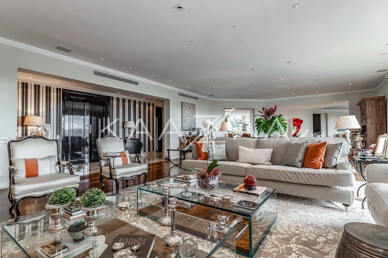 Ambientes suntuosos, planta ampla e vista panorâmica. Apartamento neoclássico no Jardim Guedala. - Foto 4