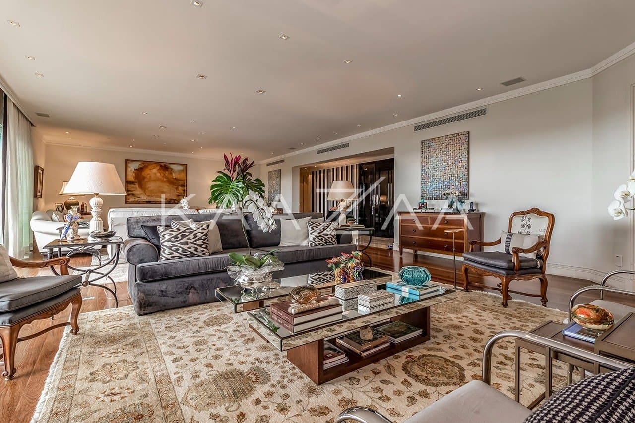 Ambientes suntuosos, planta ampla e vista panorâmica. Apartamento neoclássico no Jardim Guedala. - Foto 5