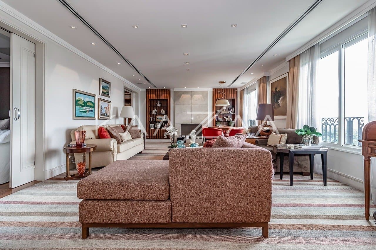 Ambientes suntuosos, planta ampla e vista panorâmica. Apartamento neoclássico no Jardim Guedala. - Foto 9