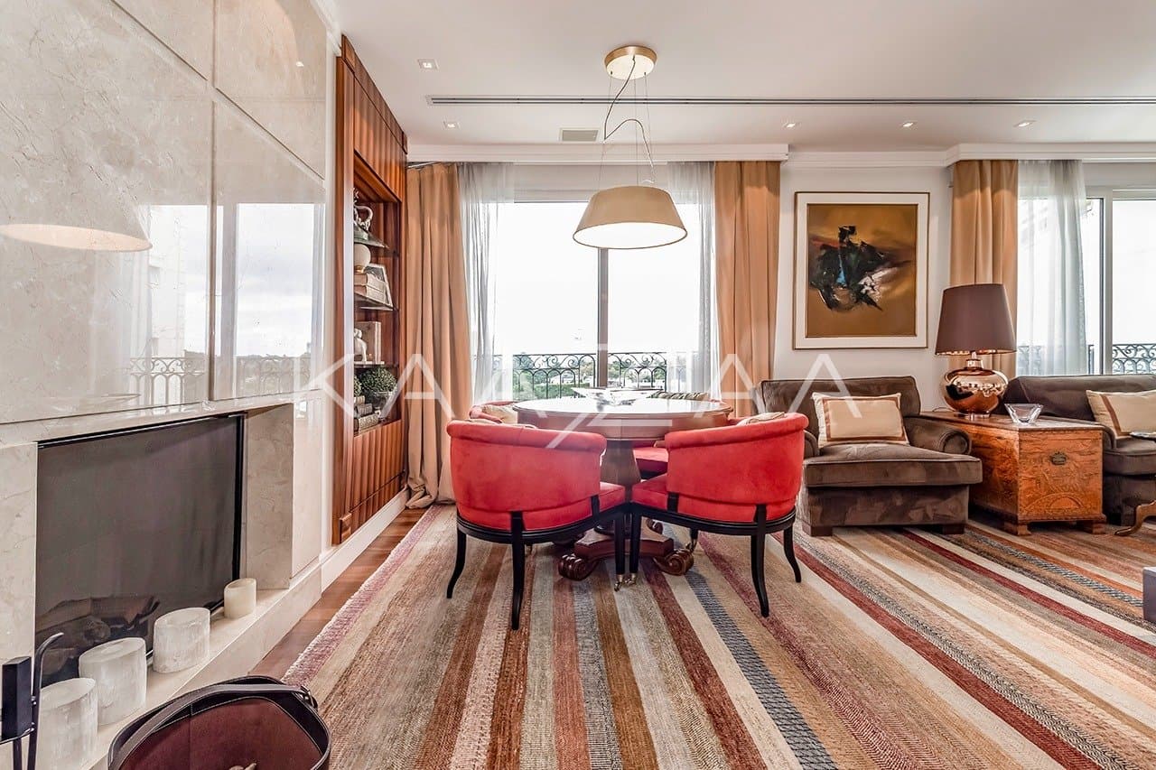 Ambientes suntuosos, planta ampla e vista panorâmica. Apartamento neoclássico no Jardim Guedala. - Foto 10