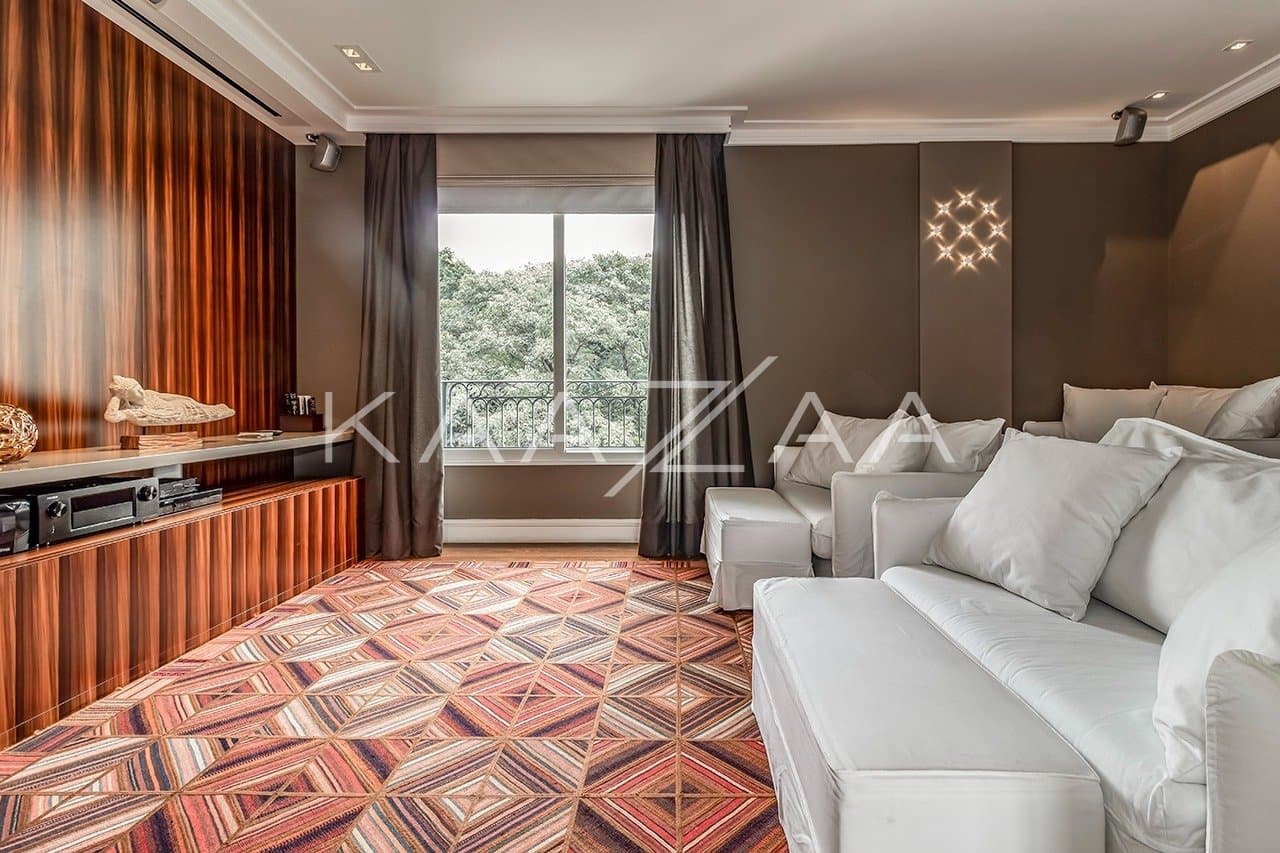 Ambientes suntuosos, planta ampla e vista panorâmica. Apartamento neoclássico no Jardim Guedala. - Foto 11