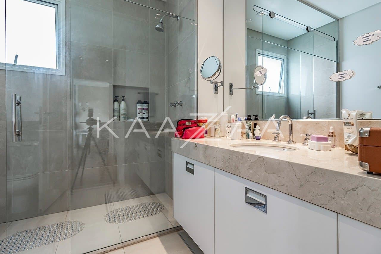 Ambientes suntuosos, planta ampla e vista panorâmica. Apartamento neoclássico no Jardim Guedala. - Foto 32