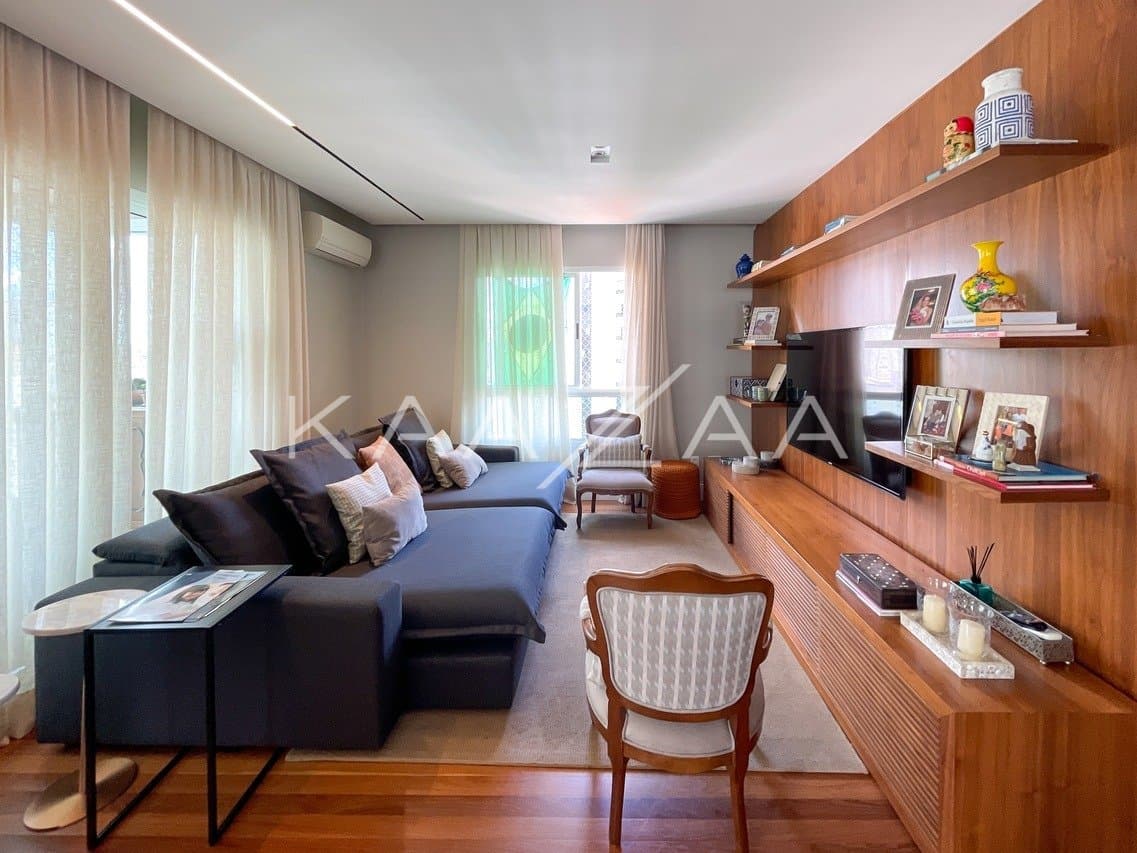 Muito charme e acabamentos impecáveis, neste apartamento em prédio neoclássico no Jardim Paulista. - Foto 1