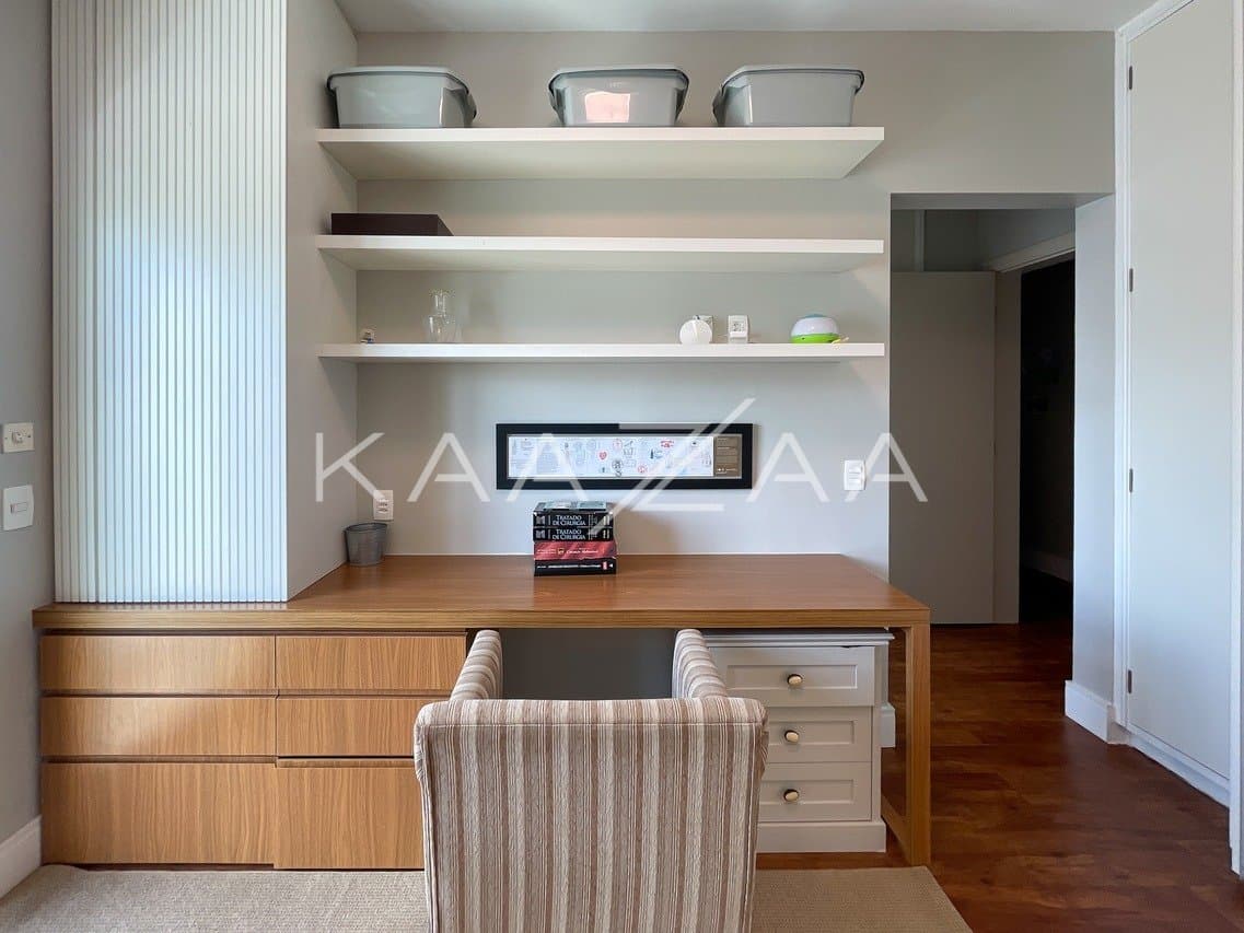 Muito charme e acabamentos impecáveis, neste apartamento em prédio neoclássico no Jardim Paulista. - Foto 13