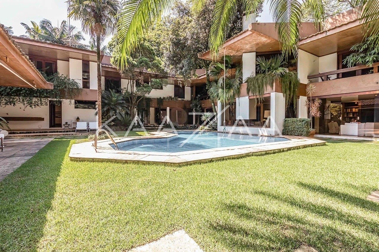 Com ares de casa de campo, uma residência espetacular no Jardim América. - Foto 1