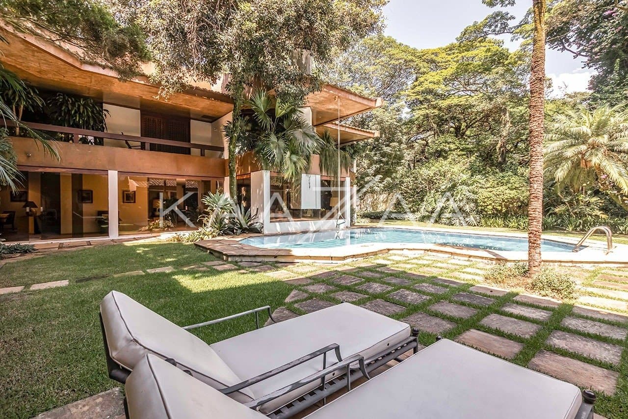 Com ares de casa de campo, uma residência espetacular no Jardim América. - Foto 3