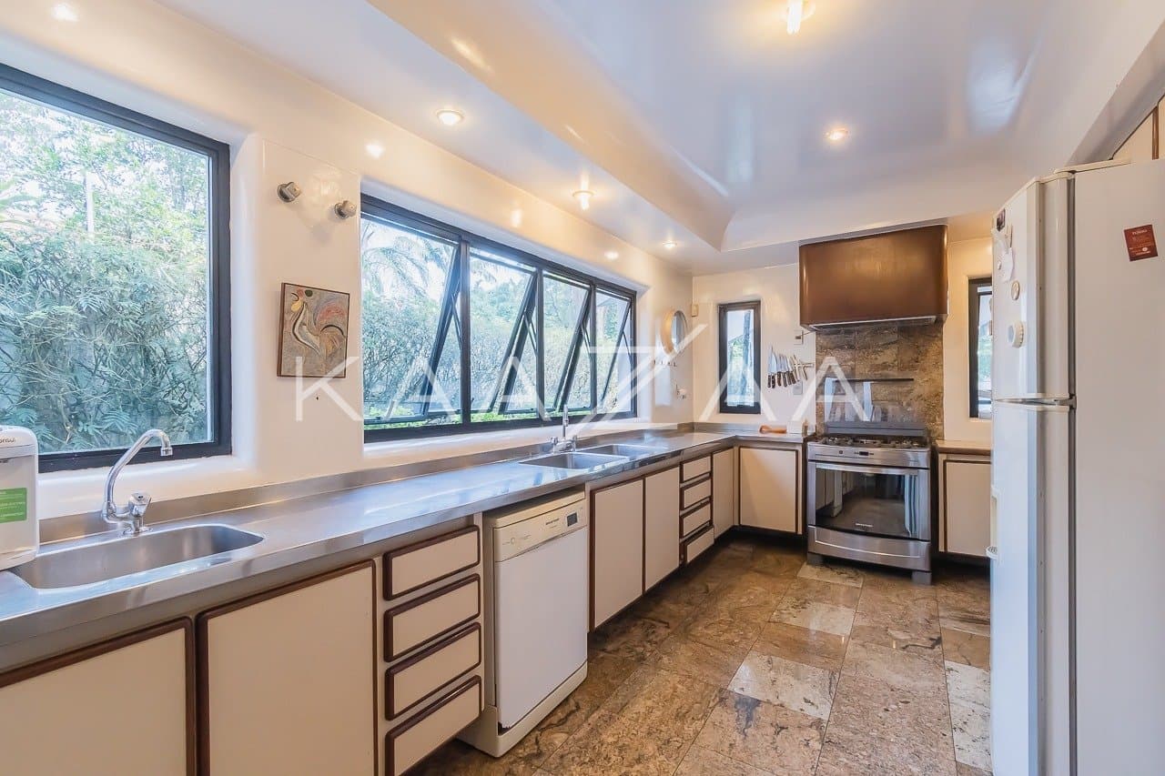 Casa com ares frescos, paisagismo e muita tranquilidade. Uma planta inigualável, no Jardim Guedala. - Foto 14