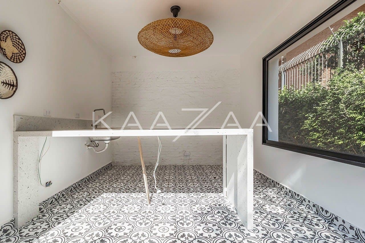 Casa pensada com bom gosto, materiais de primeira e muita brecha para o sossego. Em Alto de Pinheiros. - Foto 9