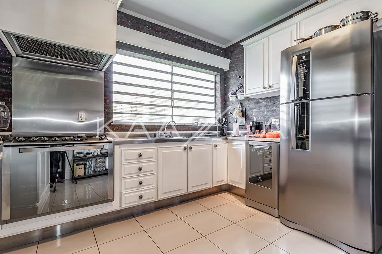 Casa pensada com bom gosto, materiais de primeira e muita brecha para o sossego. Em Alto de Pinheiros. - Foto 14