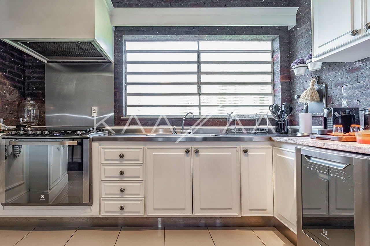 Casa pensada com bom gosto, materiais de primeira e muita brecha para o sossego. Em Alto de Pinheiros. - Foto 15