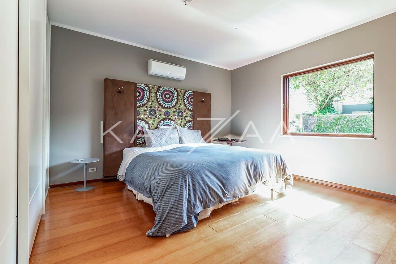 Casa pensada com bom gosto, materiais de primeira e muita brecha para o sossego. Em Alto de Pinheiros. - Foto 16