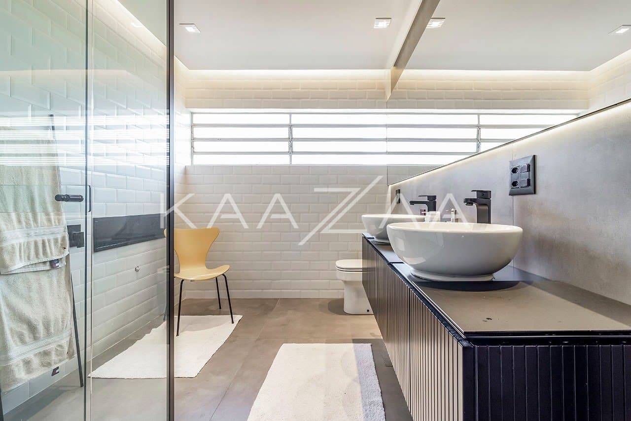 Casa pensada com bom gosto, materiais de primeira e muita brecha para o sossego. Em Alto de Pinheiros. - Foto 17