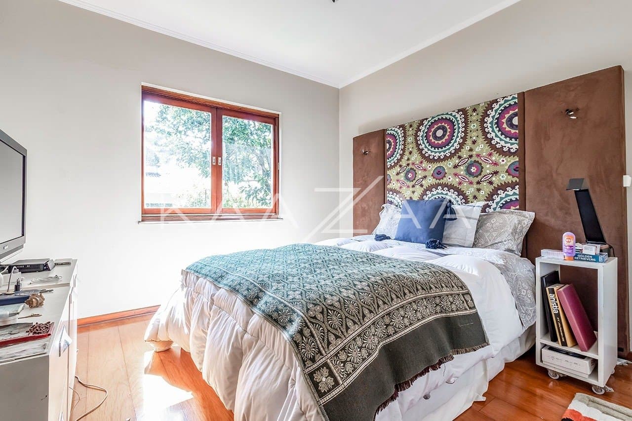 Casa pensada com bom gosto, materiais de primeira e muita brecha para o sossego. Em Alto de Pinheiros. - Foto 18