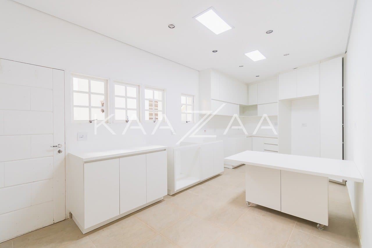 Ambientes leves e espaçosos, nesta casa de 480m² com 4 suítes no Jardim Paulista. - Foto 12