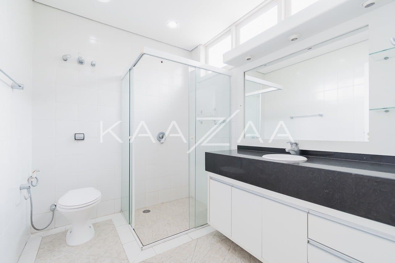 Ambientes leves e espaçosos, nesta casa de 480m² com 4 suítes no Jardim Paulista. - Foto 21