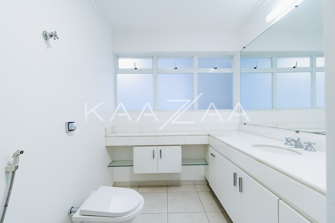 Acabamentos novos e ares aconchegantes, neste apartamento no miolo dos Jardins. - Foto 9