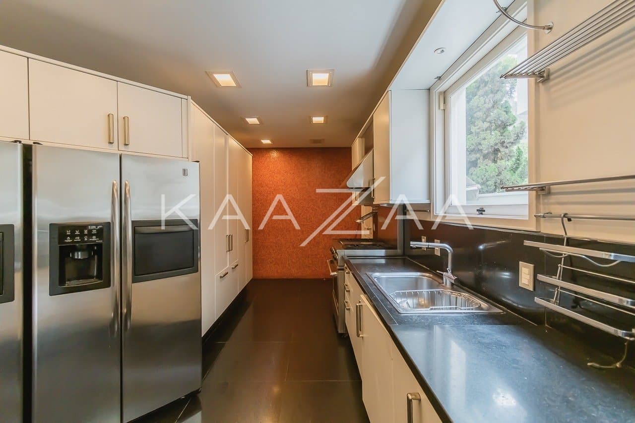 Espaços super amplos, muitos verdes e uma vista divina. Casa no estilo europeu, na Cidade Jardim. - Foto 11