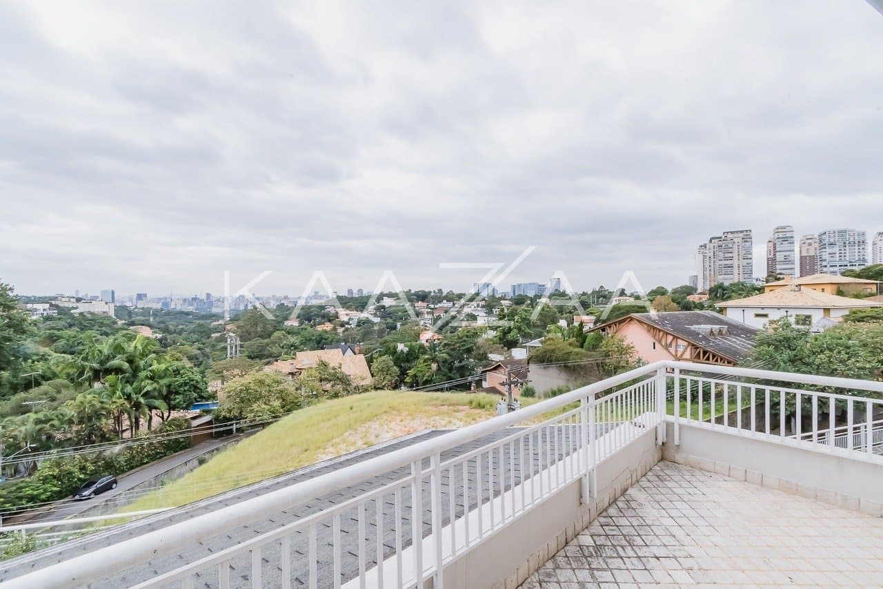 Espaços super amplos, muitos verdes e uma vista divina. Casa no estilo europeu, na Cidade Jardim. - Foto 20
