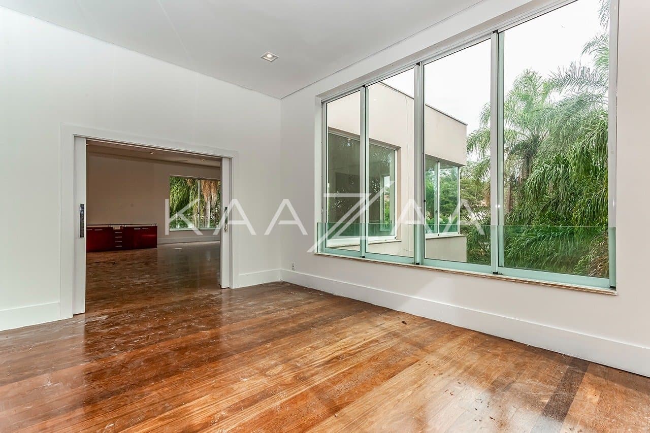 Vista verde, arquitetura moderna e janelões. Casa no Jardim Guelada! - Foto 9