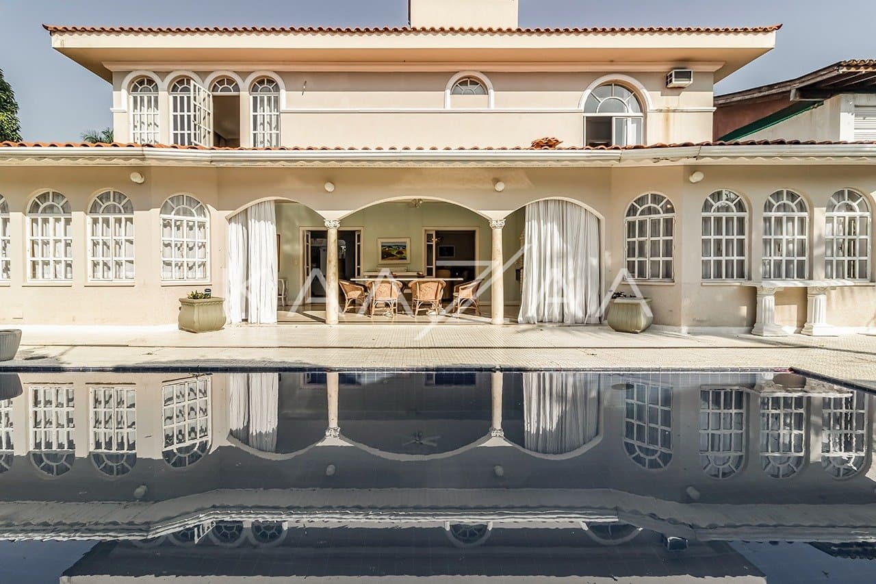 Deliciosa casa clássica, iluminada e ampla, no sossego da Cidade Jardim. - Foto 1