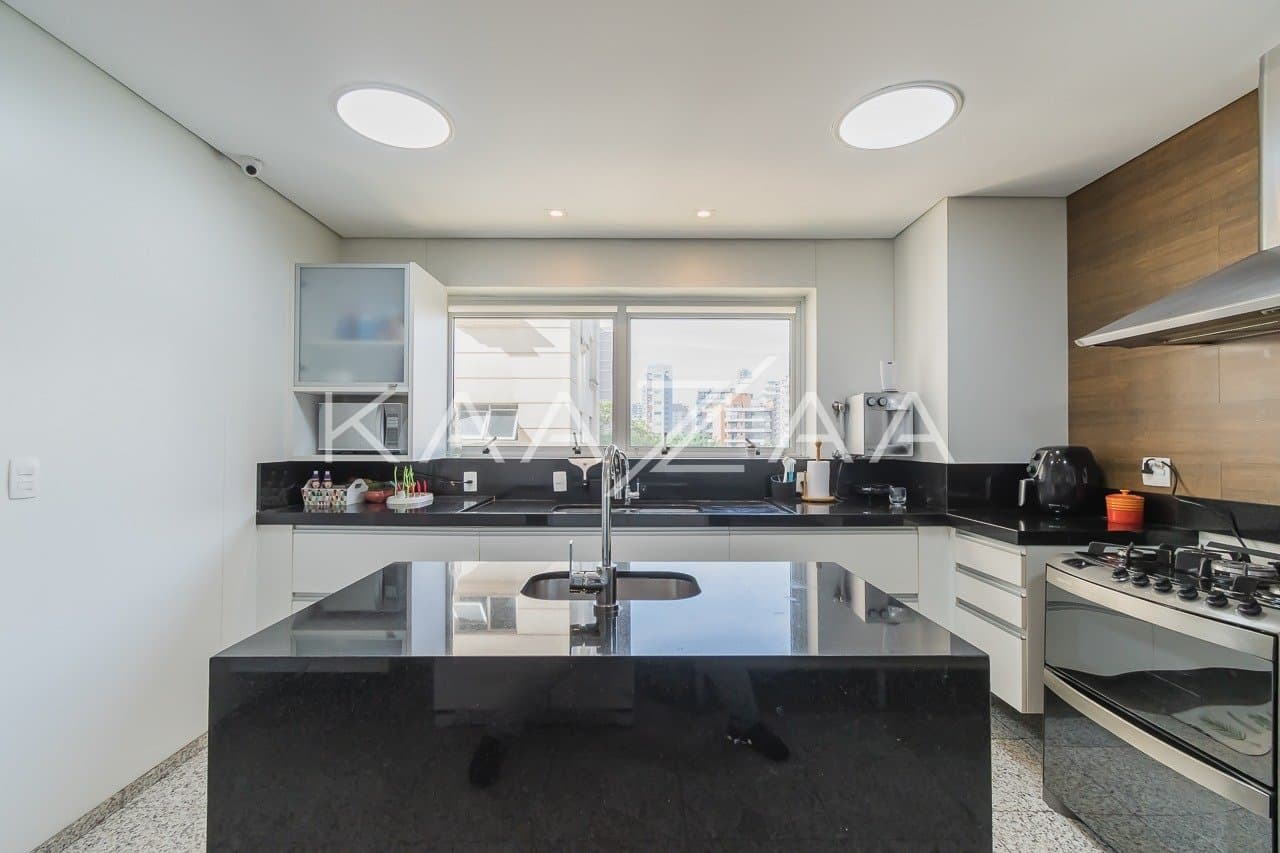 Amplitude e bem estar, neste apartamento com 5 suítes e 468m² em Moema. - Foto 14