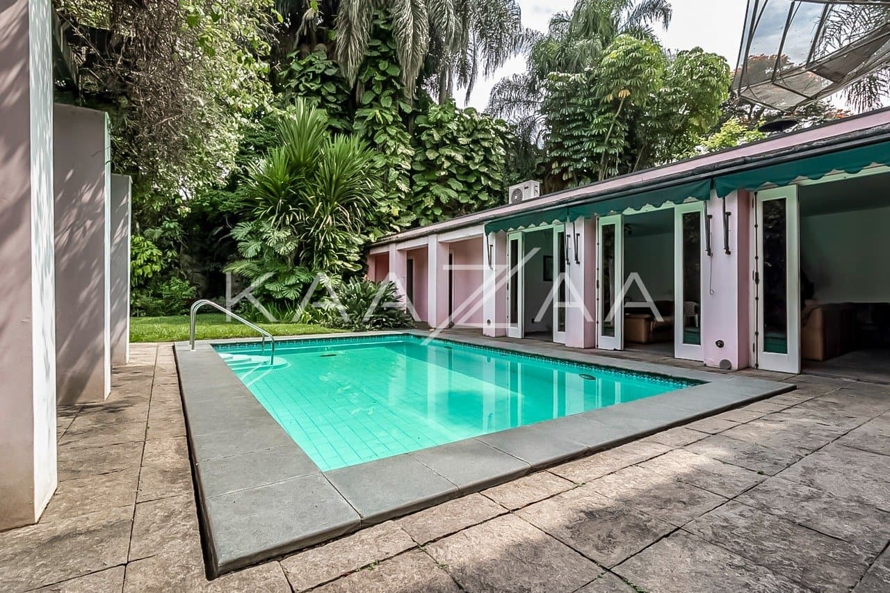 Casa cheia de potencial para reforma, com 1600 m² de terreno e um jardim exuberante em Alto de Pinheiros. - Foto 3