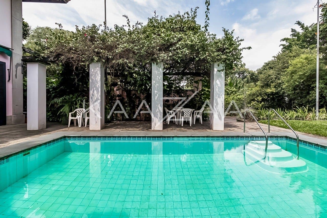 Casa cheia de potencial para reforma, com 1600 m² de terreno e um jardim exuberante em Alto de Pinheiros. - Foto 4