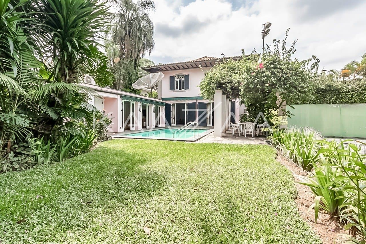 Casa cheia de potencial para reforma, com 1600 m² de terreno e um jardim exuberante em Alto de Pinheiros. - Foto 1