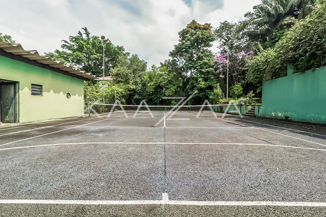 Casa cheia de potencial para reforma, com 1600 m² de terreno e um jardim exuberante em Alto de Pinheiros. - Foto 5