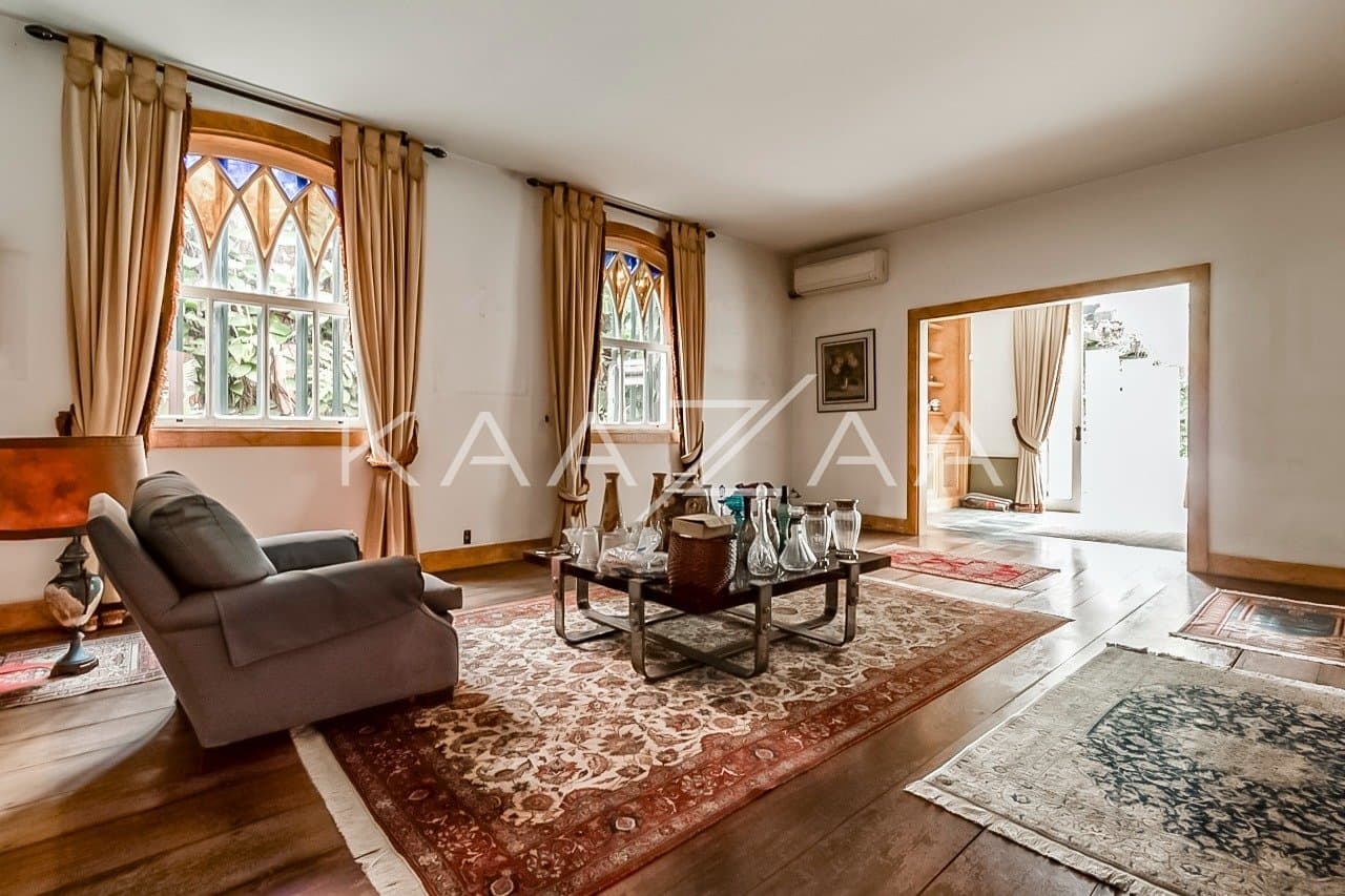 Casa cheia de potencial para reforma, com 1600 m² de terreno e um jardim exuberante em Alto de Pinheiros. - Foto 6