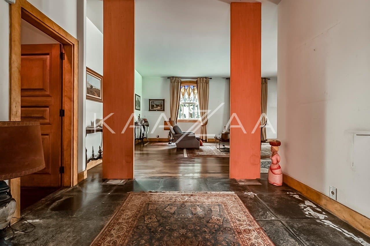 Casa cheia de potencial para reforma, com 1600 m² de terreno e um jardim exuberante em Alto de Pinheiros. - Foto 7