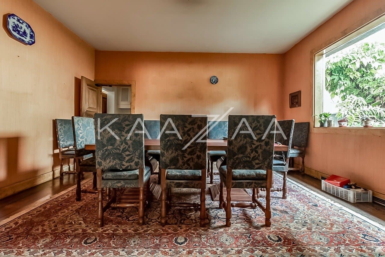 Casa cheia de potencial para reforma, com 1600 m² de terreno e um jardim exuberante em Alto de Pinheiros. - Foto 8