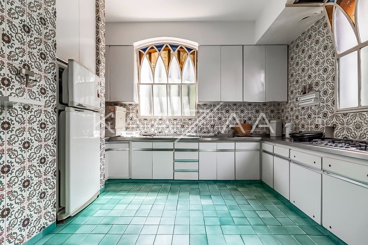 Casa cheia de potencial para reforma, com 1600 m² de terreno e um jardim exuberante em Alto de Pinheiros. - Foto 9