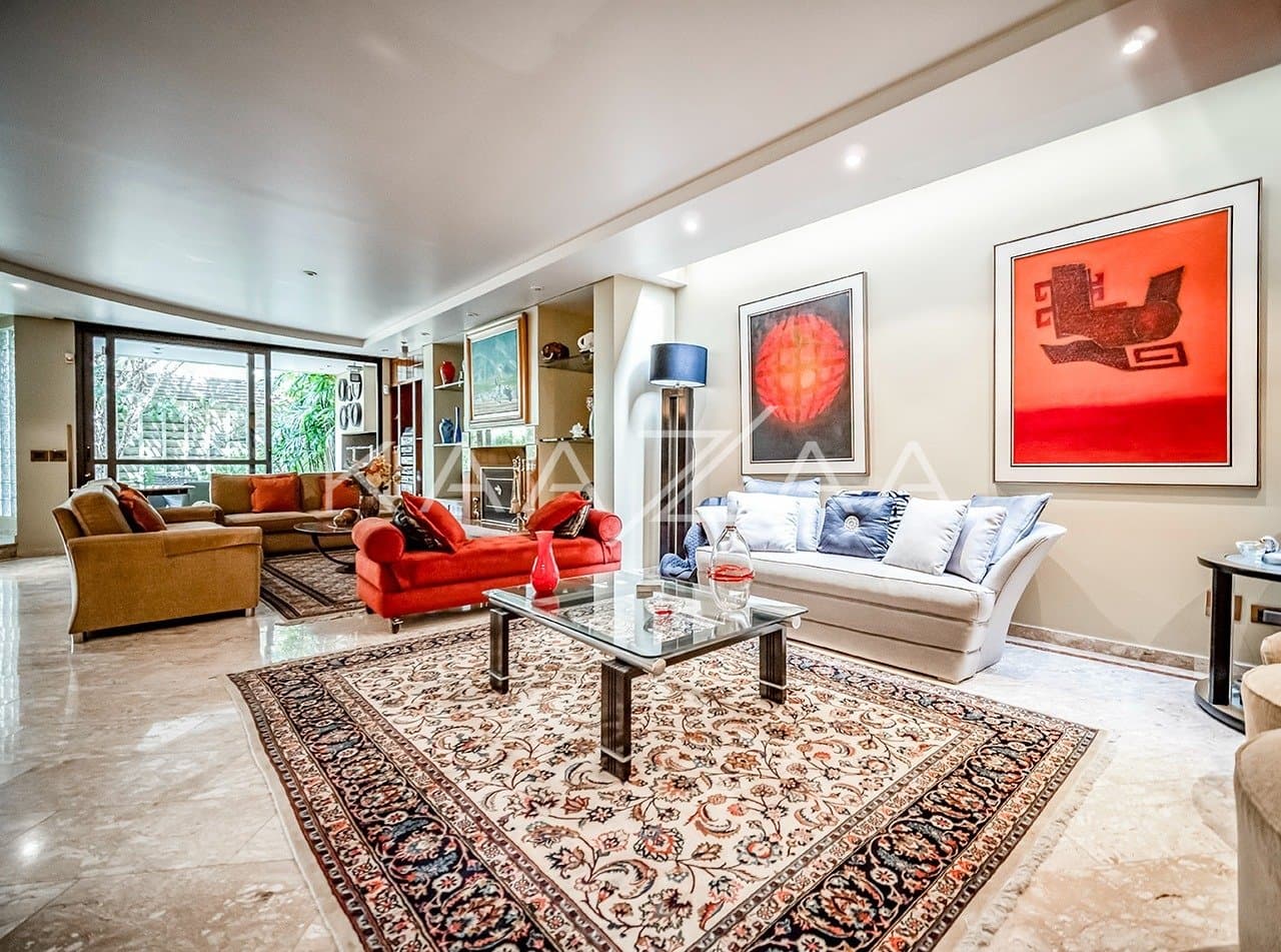 Espaços internos super amplos e um lindo jardim, nesta casa em localização cobiçada no Jardim Europa. - Foto 1