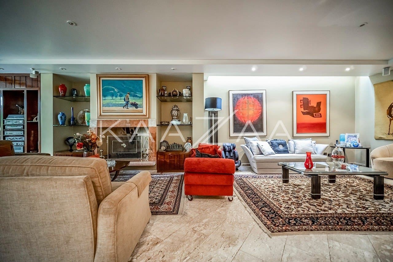 Espaços internos super amplos e um lindo jardim, nesta casa em localização cobiçada no Jardim Europa. - Foto 2