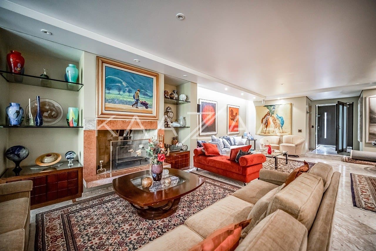 Espaços internos super amplos e um lindo jardim, nesta casa em localização cobiçada no Jardim Europa. - Foto 3