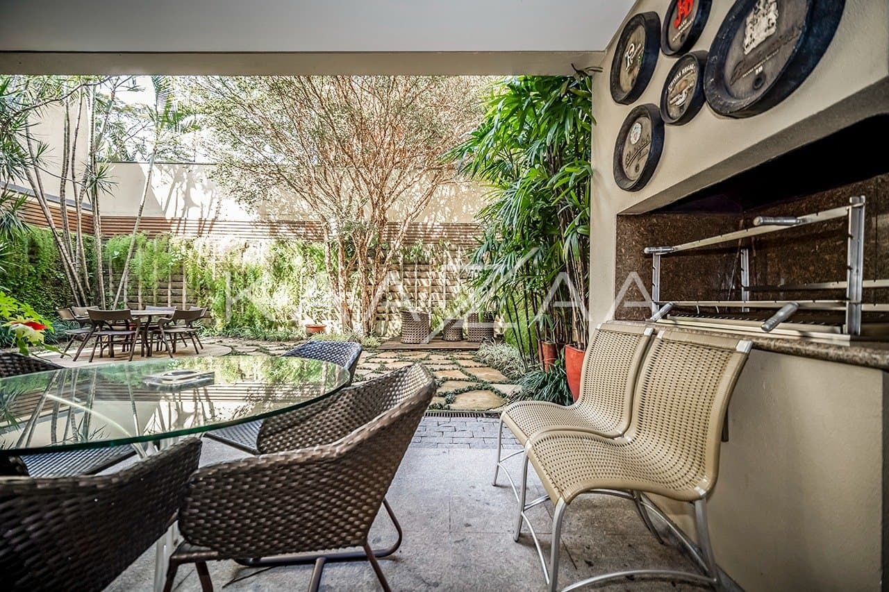 Espaços internos super amplos e um lindo jardim, nesta casa em localização cobiçada no Jardim Europa. - Foto 4