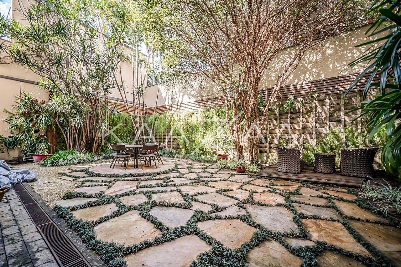 Espaços internos super amplos e um lindo jardim, nesta casa em localização cobiçada no Jardim Europa. - Foto 5