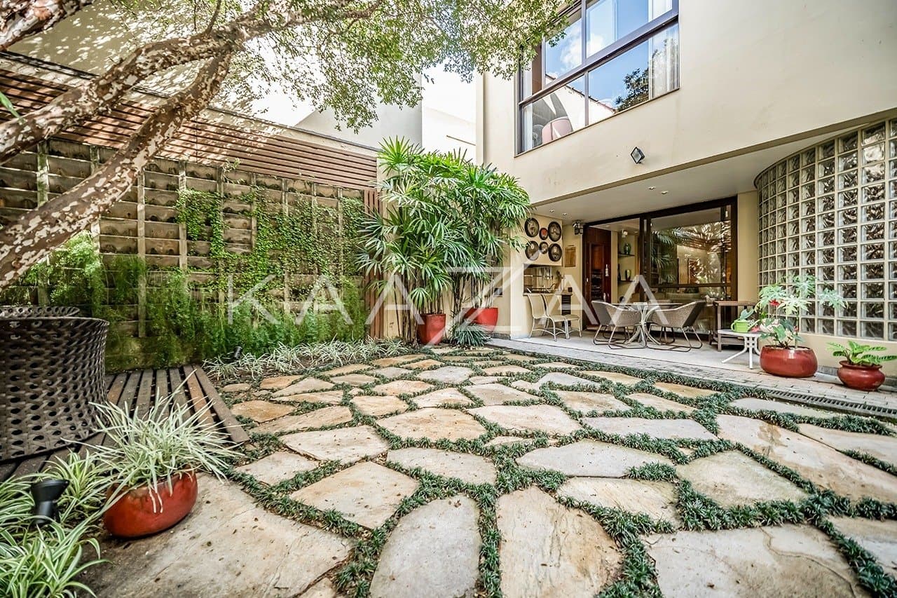 Espaços internos super amplos e um lindo jardim, nesta casa em localização cobiçada no Jardim Europa. - Foto 6