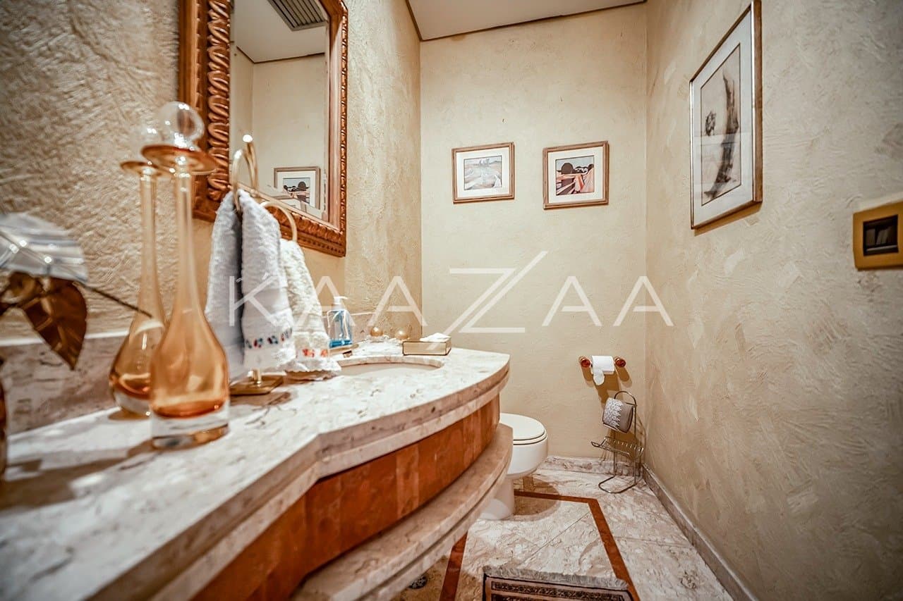 Espaços internos super amplos e um lindo jardim, nesta casa em localização cobiçada no Jardim Europa. - Foto 7