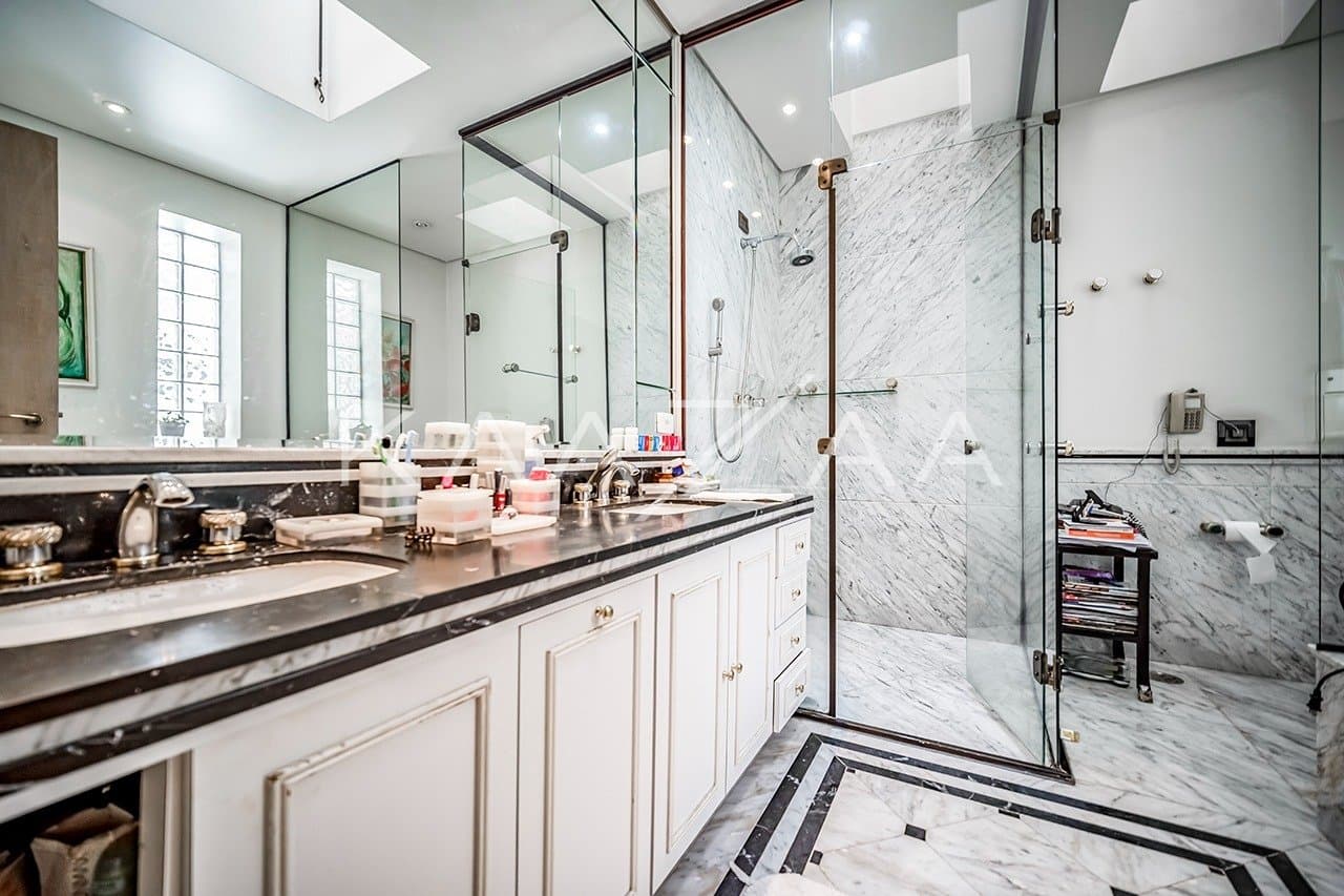 Espaços internos super amplos e um lindo jardim, nesta casa em localização cobiçada no Jardim Europa. - Foto 9