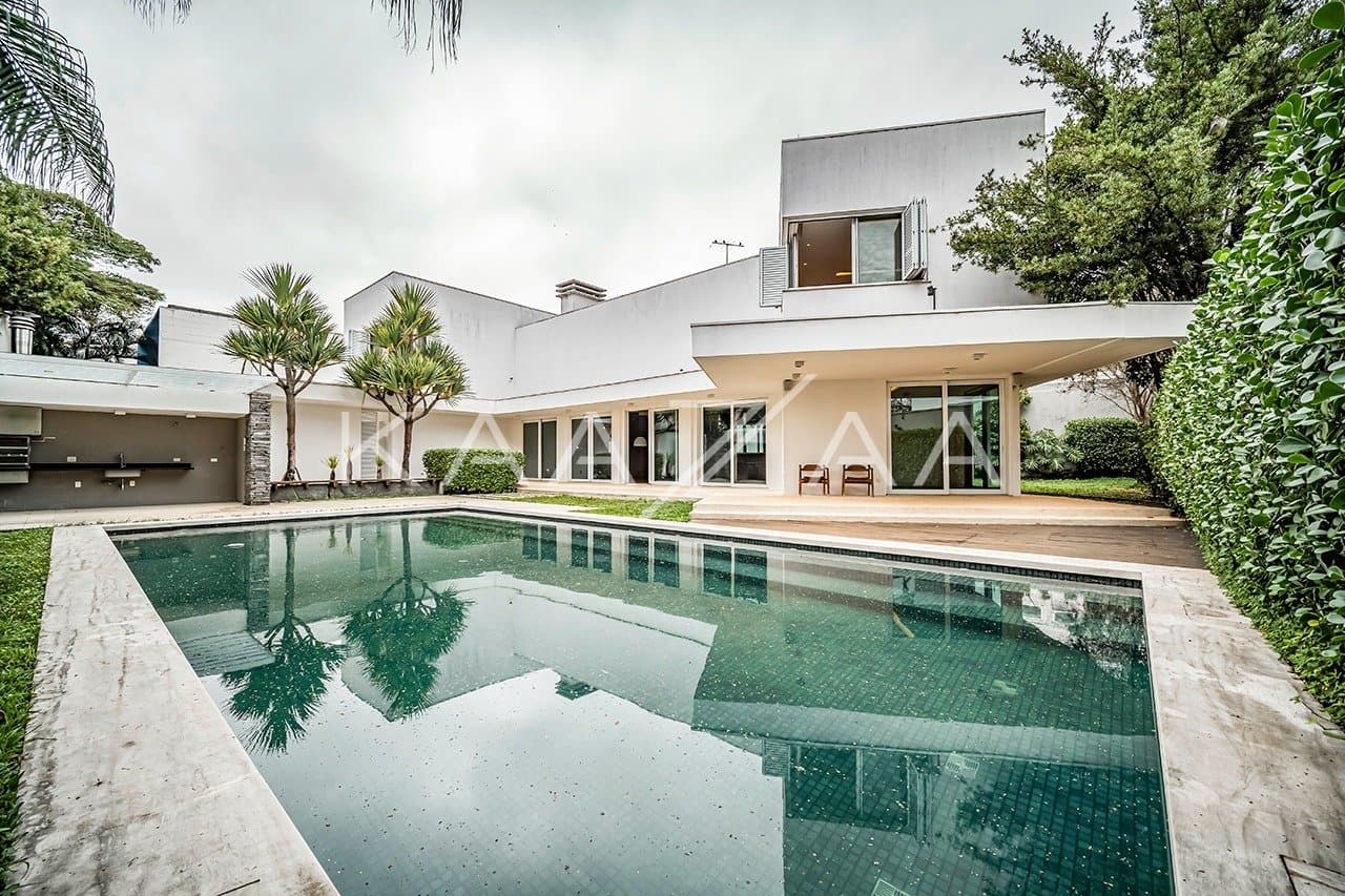 Que tal viver rodeado de muito verde em plena cidade grande? Esta casa no Jardim Lusitânia pode te proporcionar isso. - Foto 1