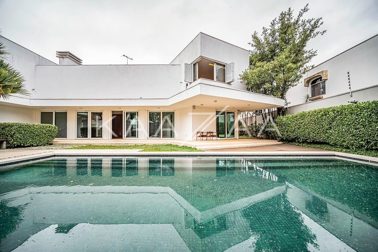 Que tal viver rodeado de muito verde em plena cidade grande? Esta casa no Jardim Lusitânia pode te proporcionar isso. - Foto 2