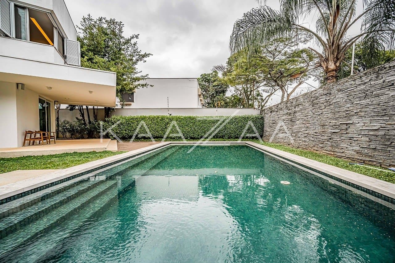 Que tal viver rodeado de muito verde em plena cidade grande? Esta casa no Jardim Lusitânia pode te proporcionar isso. - Foto 4