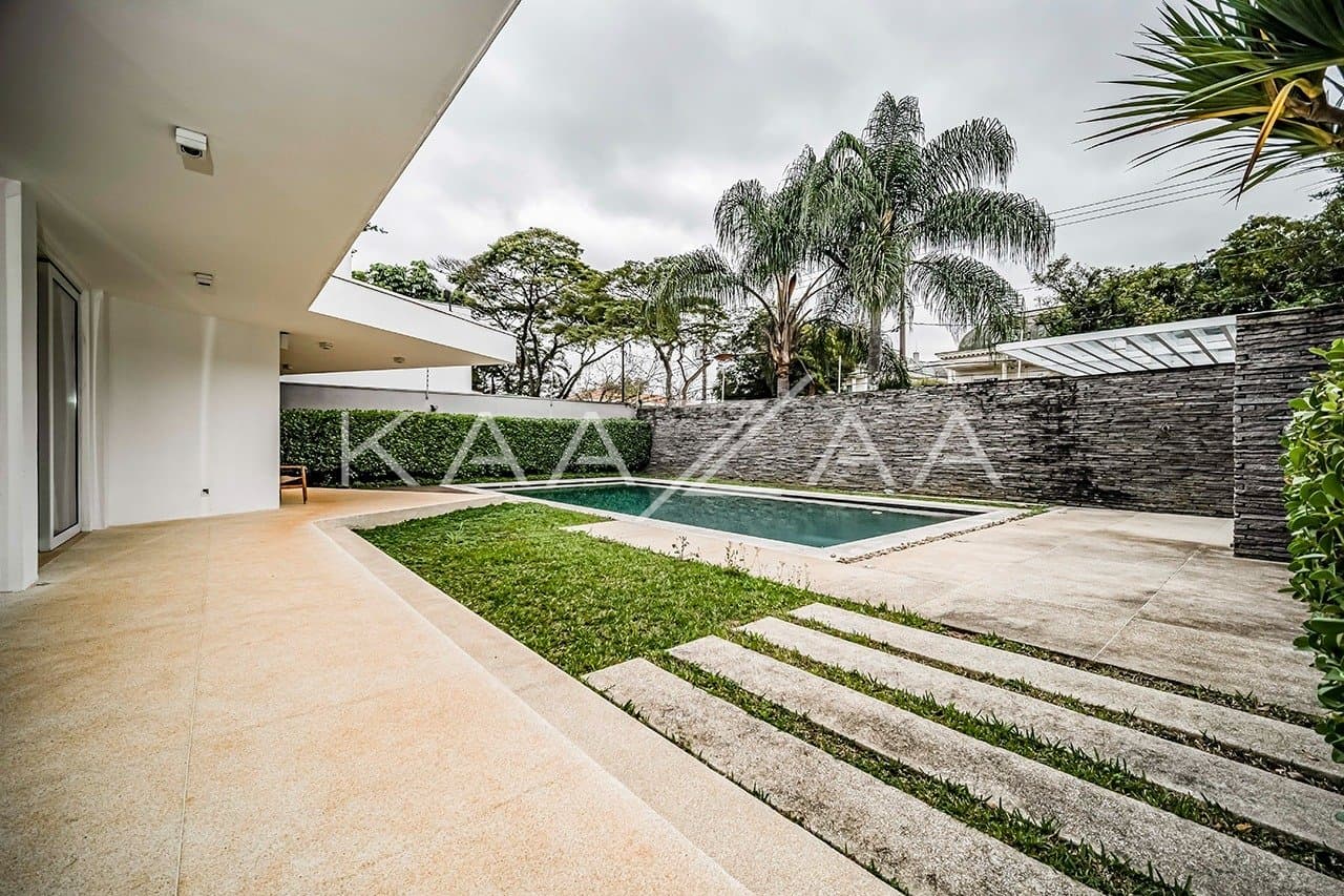 Que tal viver rodeado de muito verde em plena cidade grande? Esta casa no Jardim Lusitânia pode te proporcionar isso. - Foto 5